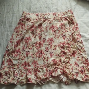 En kjol från b.younq  - En kjol med volanger från b.younq i storlek 40 