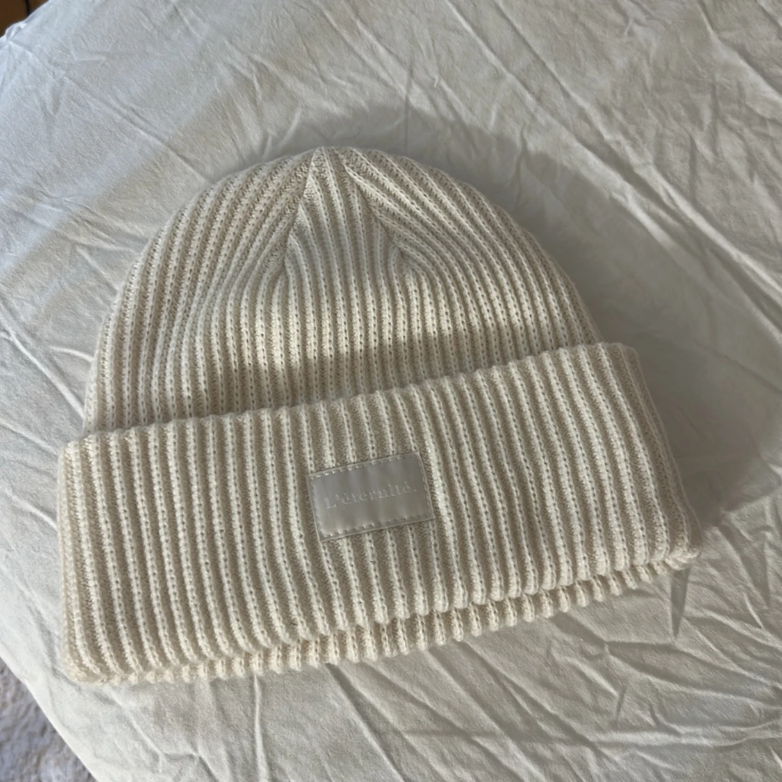 Vit ribbad mössa från H&M Divided