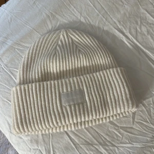 Vit ribbad mössa från H&M Divided - fick som en present men har aldrig använt den!!!