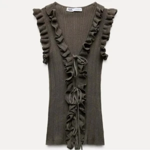 Brun ribbad volangtopp från Zara - Olivgrön ribbad topp från Zara med volangdetaljer. Den är i fint skick men lite nopprig, går ty få bort☺️ 