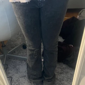 Svarta low waist bootcut jeans - Säljer ett par svarta low waist bootcut jeans från Gina Tricot. Köpte för länge sen men ej kommit till användning, är i mycket bra skick/nytt skick. Midjemått: 37cm