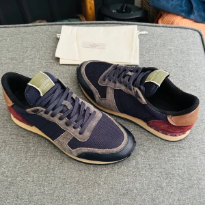 Valentino Rockrunner | 43 - Valentino Rockrunner sneakers | Bra skick! | Original box ingår | INGA BYTEN | Fraktar spårbart eller möts upp i Täby 