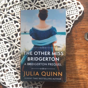 The Other Miss Bridgerton - DEL 3 - Rokesby serien. Upptäck en romantisk och äventyrlig prequel till Bridgerton-serien! Följ Poppy Bridgerton när hon hamnar i piraters våld och möter den charmiga kapten Andrew Rokesby. Perfekt för dig som älskar historiska berättelser, passion och oväntade möten.