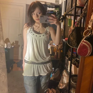 Fint linne - Super fint linne med metall hål där upptill + vid ryggen🤍de står den är xs men skulle säja att den likar mer en M eller L i storleken för den e välldigt pösig🤍