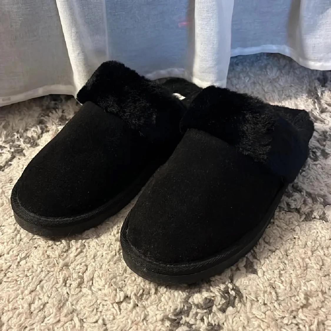 Svarta fluffiga slippers i storlek 40/41