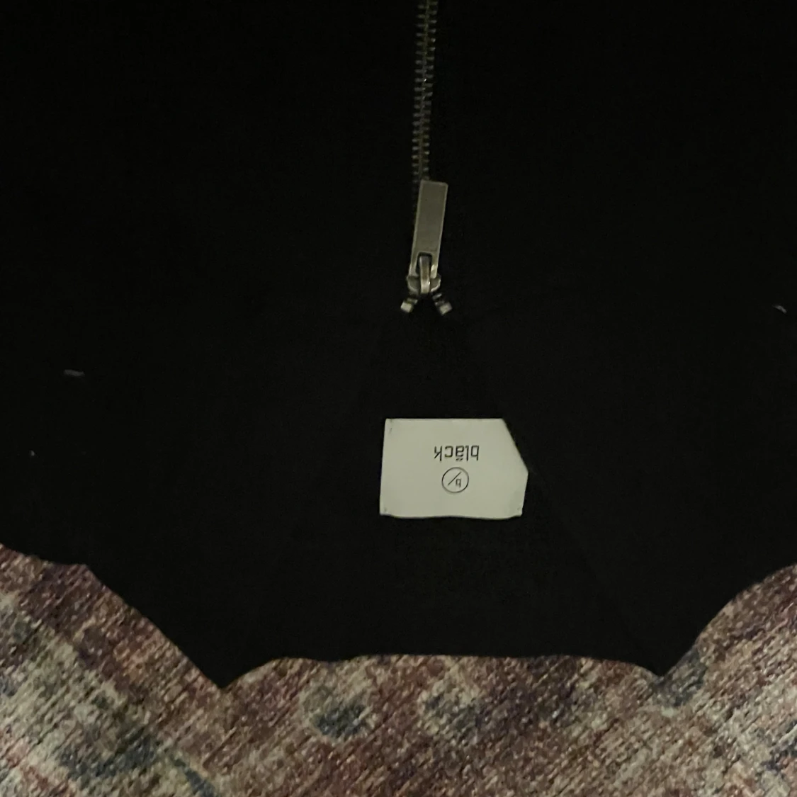 Svart kofta med dragkedja från Bläck - 1