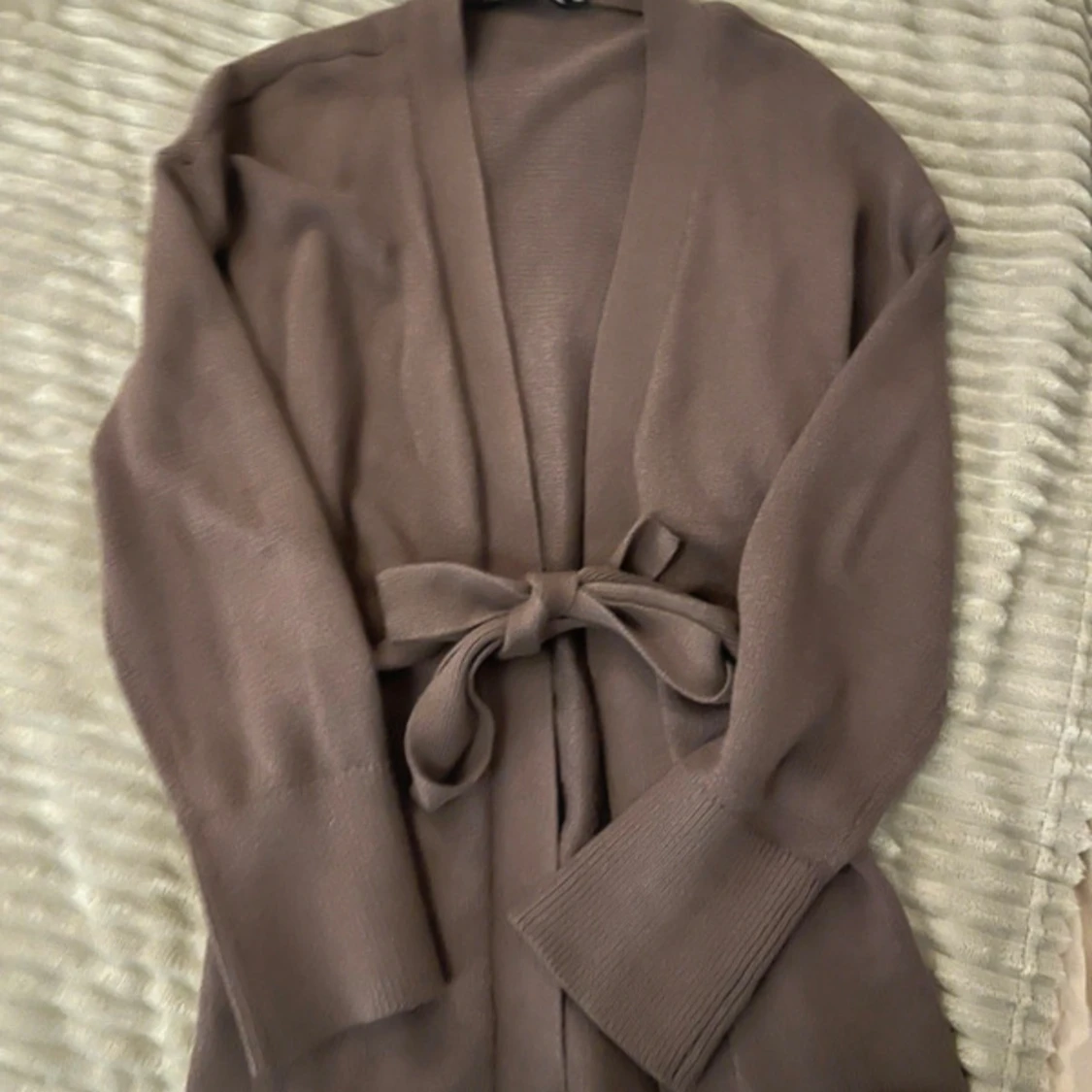 Brun stickad kofta med knytband från LAGER 157