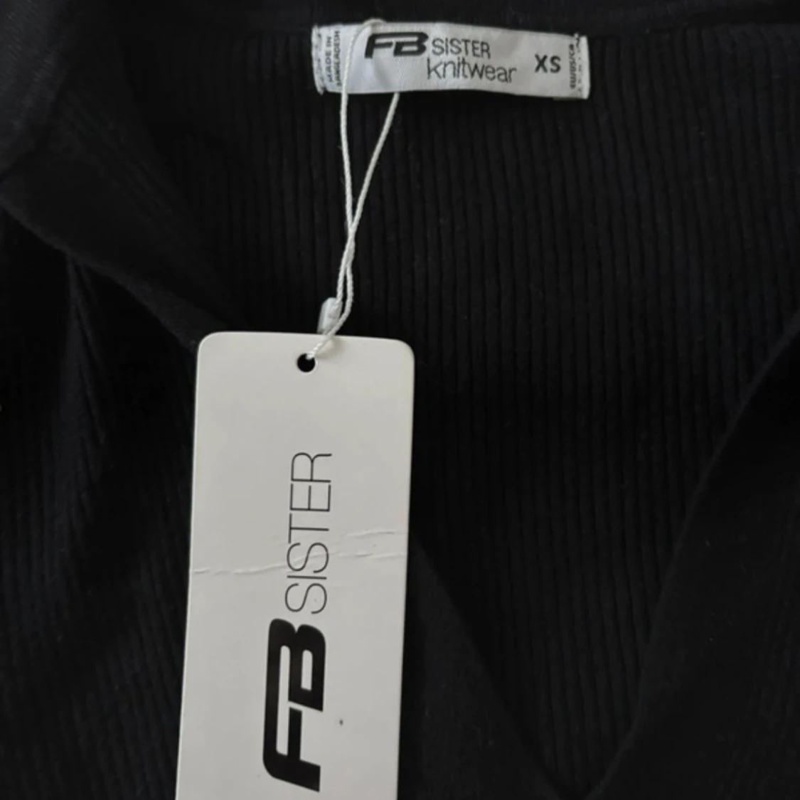 Svart croppad topp från FB Sister - 1