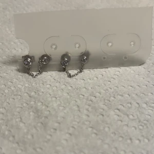 Örhängen  - Silver örhängen med kedja. Oanvända, nypris 199kr säljer för 55kr.