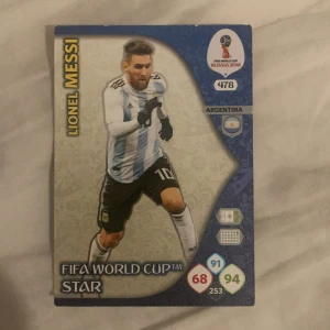 FIFA World Cup Star Lionel Messi - Samlarbild från FIFA World Cup Russia 2018 med fotbollsstjärnan Lionel Messi i Argentinas landslagströja. Perfekt för dig som älskar fotboll och vill ha en ikonisk spelare i din samling. Officiellt licensierad Panini Adrenalyn XL trading card.