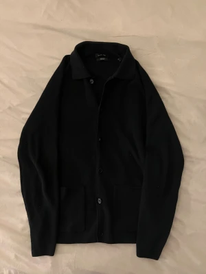 Massimo dutti cardigan  - stickad massimo dutti cartigan i mörkfärg, använd fåtalgånger den är i nyskick, fickor på sidorna och svarta knapar. 