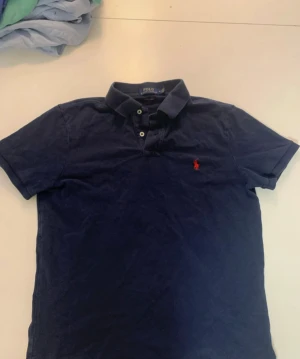 Marinblå Polo Ralph Lauren t-shirt - Snygg marinblå piké, storlek M, säljer nu då den inte kommer till användning, vid funderingar kontakta mig