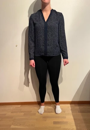 Marinblå blus. Stockhlm, MQ/Marqet - Anja Blouse Tvättråd: 30° 