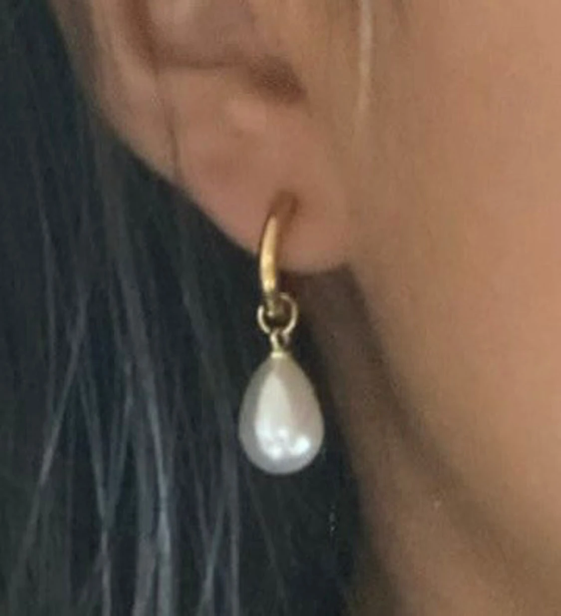Guldiga örhängen med droppformade pärlor - 1