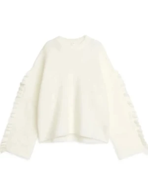 SÖKER!! - Söker denna stickade tröjan från Arket med volangarmar i storlek xs men tror de även funkar med S. Hör gjärna av dig om du tänker sälja!💓