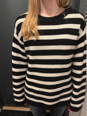 randig tröja - säljer denna randiga stickade tröja från arket som är i stl xs men oversized❤️ i super bra skick!!❤️❤️ har jätte fina knappar vid sidan❤️ pris kan möjligtvis diskuteras