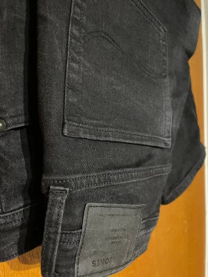 Jack and Jones Jeans - Märke: Jack and Jones |  Modell: Glenn |  Passform: Slim |  Storlek: 32/32 |  Färg: Svart |  Skick: 8/10 | Defekter: Inga |  Ställ gärna frågor!