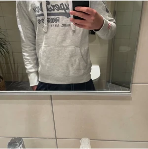Superdry hoddie - Snygg ljusgrå hoddie från märket Superdry. Väldigt bra skick, inga slitage eller fläckar. Storlek S. Pris kan diskuteras vid snabb affär!