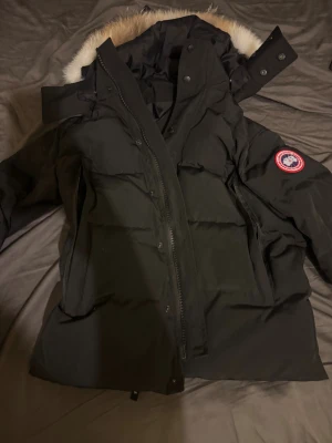 Svart dunjacka från Canada Goose - Säljer mitt ex Wyndhamnparka Jacka  Nfc scan funkar på den och kan fixa påsen den kom med pris går att diskutera 