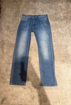 Lee blake jeans - Snygga blå jeans från Lee i modellen blake.       Storlek 32/32.                                                         Väldigt bra skick utan några skador