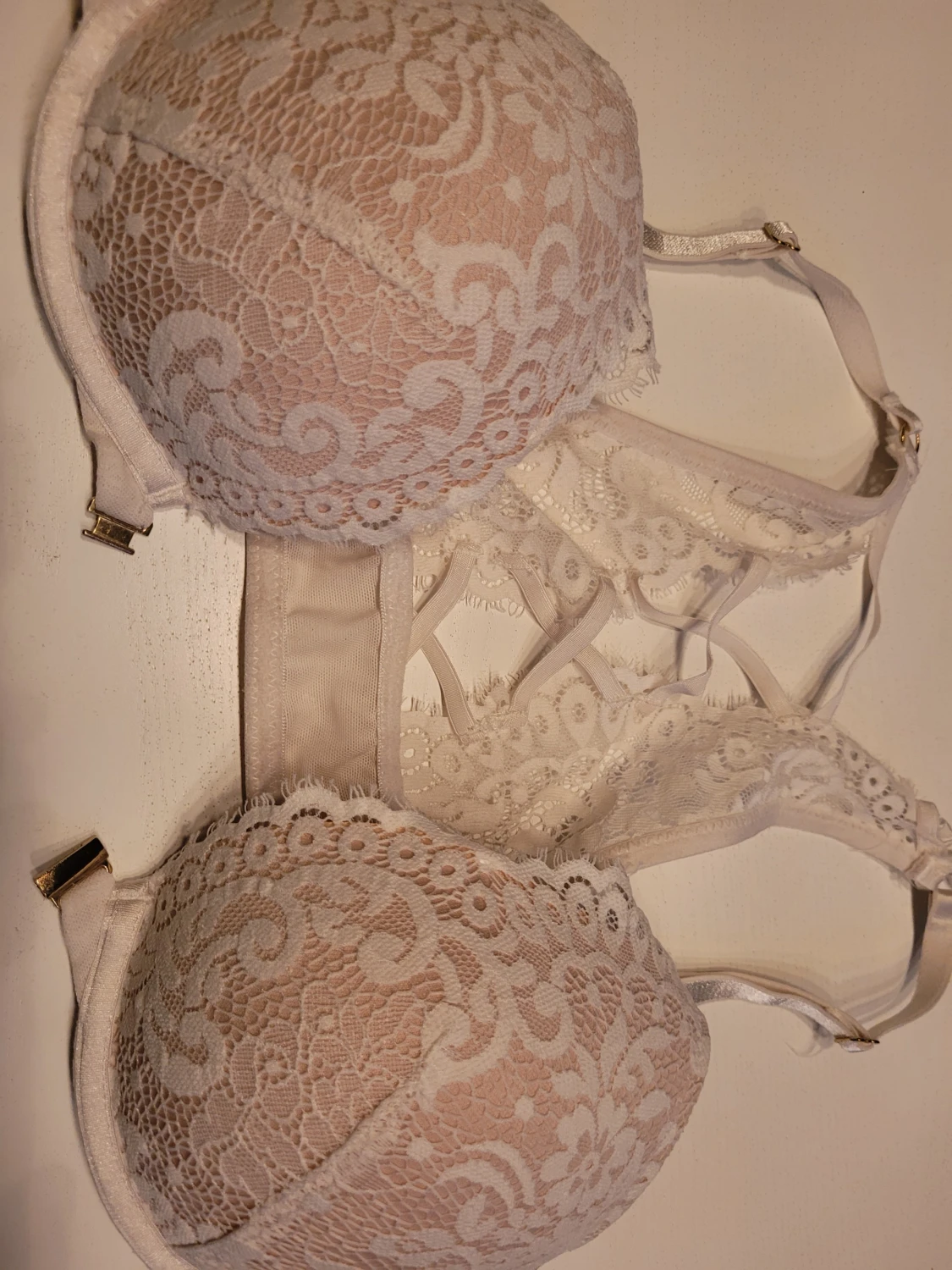 Vit spetsväst med snörning. Öppnas/spänne framtill. - 5