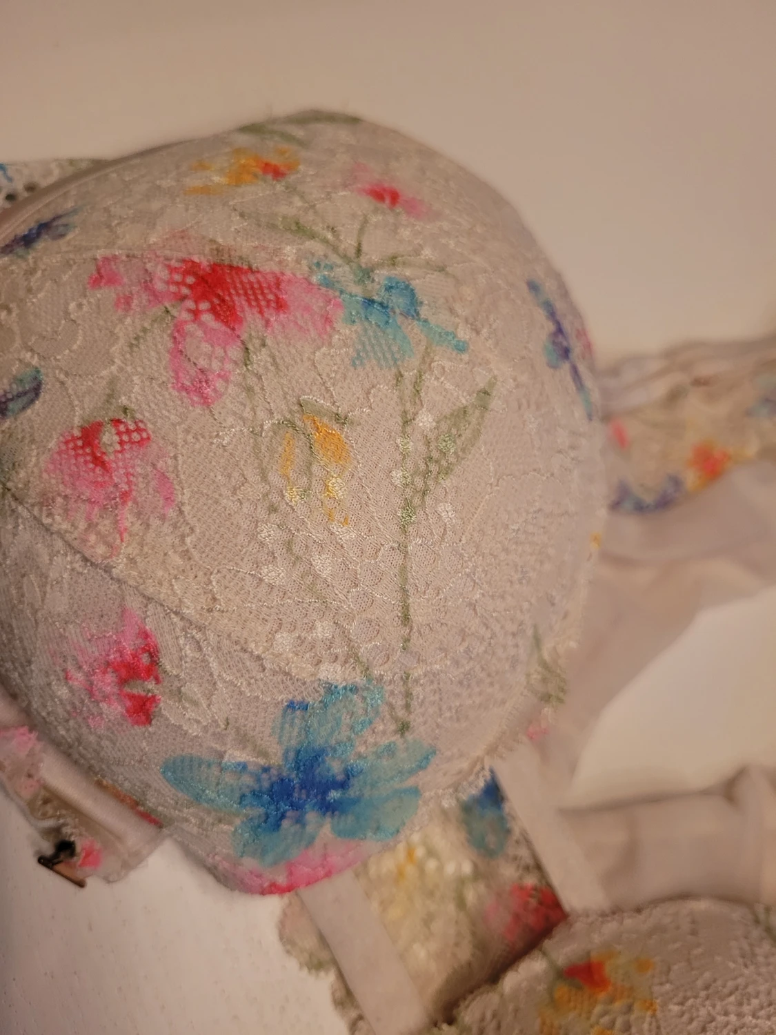 Blommig spets-bh i ljusa färger - 1