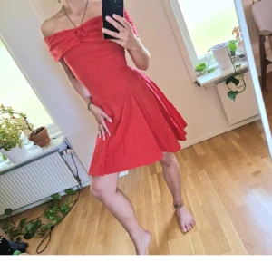 Röd off-shoulder klänning - Röd off-shoulder klänning med rosett vid bysten. Helt gudomlig och SKÖN. Har aldrig varit så bekväm under en hel dag och kväll som i denna! Dessutom kvalitet framför kvantitet i detta tyg (ej stetch, men ändå skön) 🌹💃 Stlk ca 36 