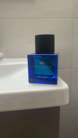 Thameen London The Hope parfym - Snygg och modern parfym från Thameen London, The Hope. Perfekt för dig som vill sticka ut med en exklusiv flaska och stilren design.