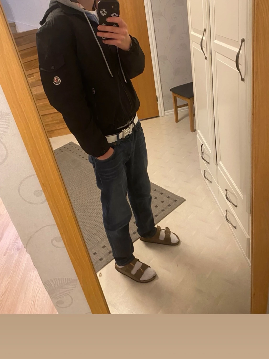 Svart Moncler dunjacka med huva