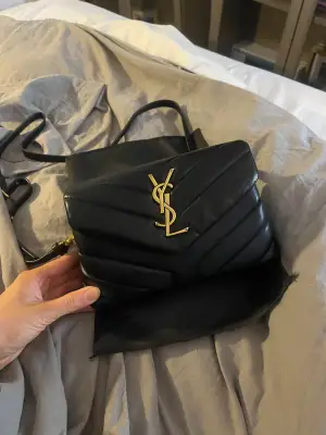 Säljer denna väska köpt från Plick för några år sedan, har inget äktahetsbevis där av priset , inget som tyder på att den e fejk men säljer för 2000kr o den är bra skick 