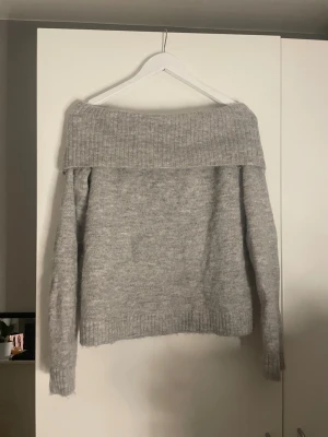 Offshoulder Tröja - Säljer denna fina nya stickade tröjan från Gina tricot! Storlek 158/164 (ca storlek S) Skriv för fler frågor osv🥰 