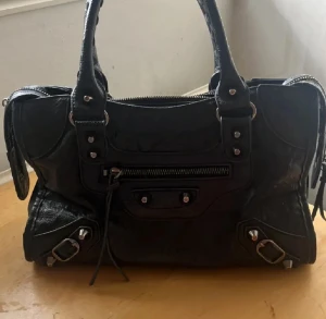 Handväska - As snygg väska i jätte bra skick, pris kan diskuteras 