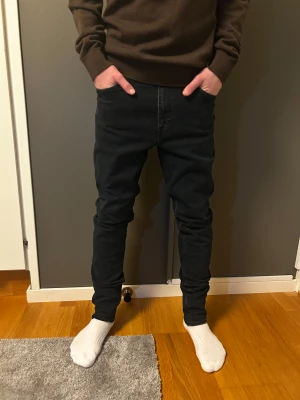 Tiger of Sweden jeans - Säljer ett par riktigt feta tiger of Sweden jeans. Jeansen har en skön passform och är i storlek 32/32. Modellen är 170 cm och jeansen är lite för långa. Hör av er vid frågor och intresse!