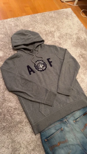 Archive Abercrombie & Fitch hoodie - Tjena! Säljer nu en sjukt snygg grå archive hoodie från Abercrombie & Fitch. Sjukt sällsynt men ändå i toppskick. Storlek S men passar M också. Hör av er vid frågor eller funderingar, priset är ej hugget i sten🤞🙌😁