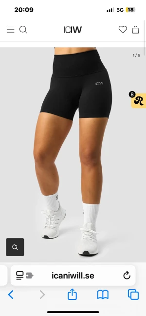 Träningsshorts - Snygga shorts i storlek xs. Använda få gånger och i väldigt bra skick. Nypris 400kr