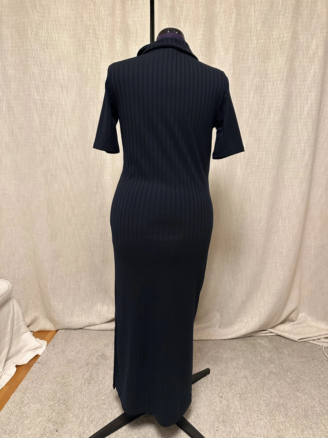 Marinblå ribbad långklänning JDY - 1