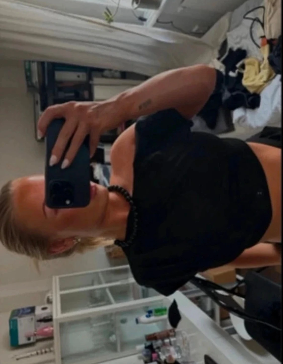 Svart croppad topp  - 1