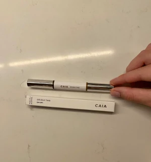 CAIA double take - Double take eye pen (eyeshadow + eyeliner pencil) från CAIA, oanvänd med originalförpackning! I färgen From AM