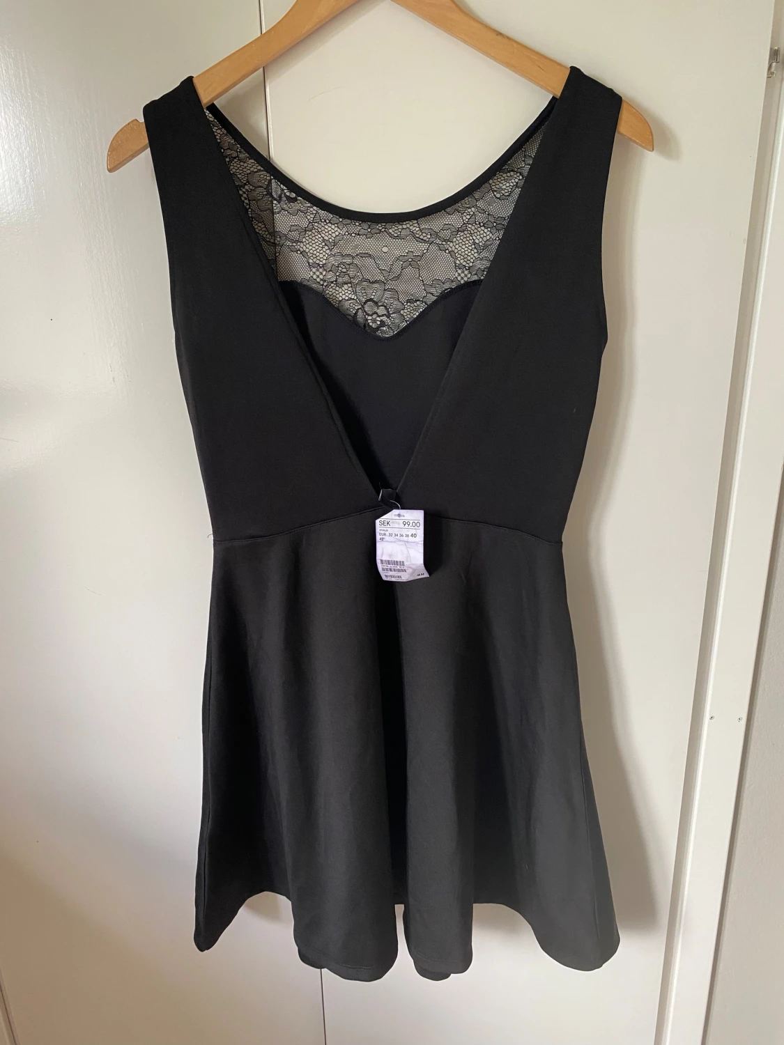 Svart kort klänning med spetsdetalj - 2