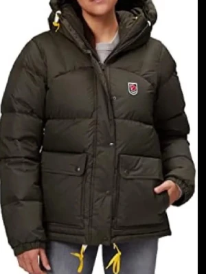 Mörkgrön pufferjacka från Fjällräven - Någon som säljer en fjällräven jacka med bra sick? I storlek xs 