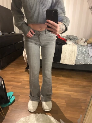 Grå bootcut jeans från GinaTricot - Snygga grå jeans från GinaTricot i storlek 32.               Använda 1 gång!🩶