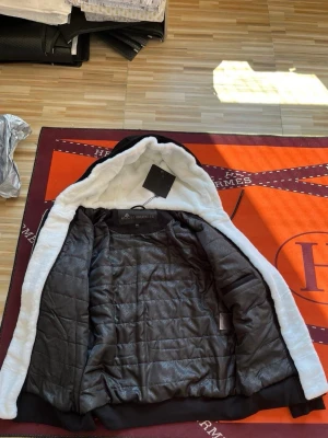 Moose Knuckles bunny M - Passar M och S. En skön moose knuckles bunny som kommer med den Officela påsen som man får bara i butiken. Använt fåtal gånger i bästa skick kan gå ner i pris vid snabb affär  