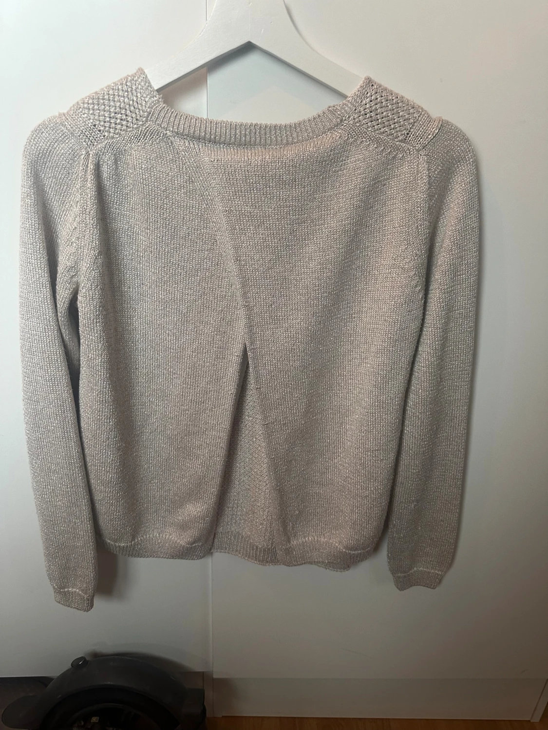 Guldfärgad stickad tröja med öppen rygg  - 6