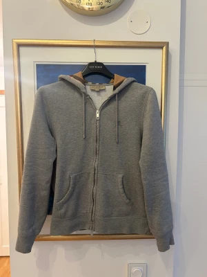 Burberry Zip hoodie - Säljer min snygga gråa burberry hoodie i jättefint skick , pris kan diskuteras. Storlek S                                Referenser finns på insta @doncrownwardrobe