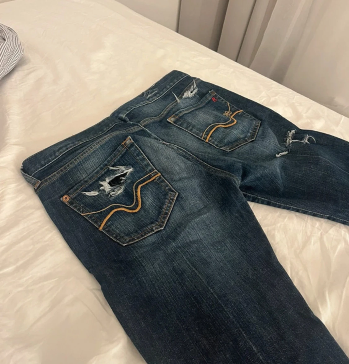 Blå slitna jeans med broderade fickor - 1