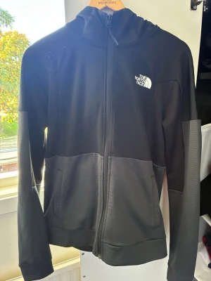 The North Face Kofta zip - Säljer min North Face kofta i mycket bra skick, koftan har inga defekter och skickas inom 24h. Skriv om ni har några frågor 😃