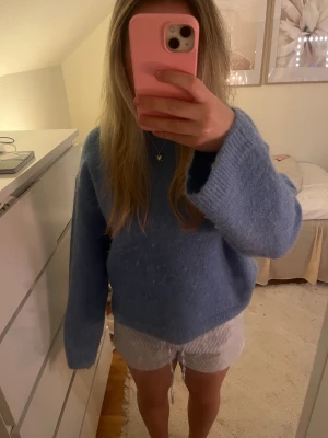 Blå stickad tröja från Gina Tricot  - Mysig blå stickad tröja från Gina Tricot med rund hals och ribbade muddar. Tröjan har en loose passform och långa ärmar, perfekt för att hålla sig varm under kyliga dagar. Något nopprig annars jätte bra skick. Nästan aldrig använd. Pris går att diskuteras 
