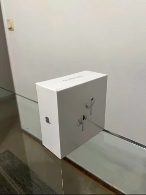 AirPods Pro (2nd generation) MagSafe USB-C finns kvitto om ni vill se - Helt nya Apple AirPods Pro (2nd generation) med MagSafe-laddningsetui (USB-C). Oöppnad originalförpackning. Aktiv brusreducering, transparensläge och adaptiv EQ för bästa ljudupplevelse. Perfekt skick, ingen synlig skada eller slitage. 