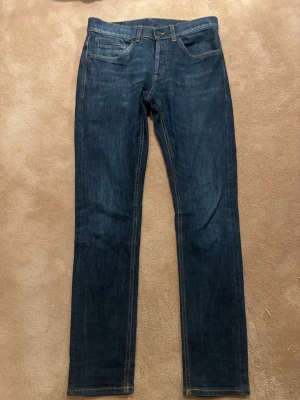 Dondup mörkblå jeans straight fit -  Ett par mörkblå jeans från Dondup, modell:George. Jeansen har orange sömmar och en smal passform som sitter tight längs benen. Perfekt för den som gillar en stilren och modern look. Storlek 31,  Skick 9.5, nypris 4000kr, mitt pris 599kr. Hör av dig vid funderingar 📩