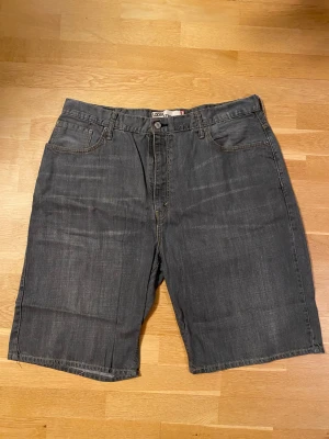 Oversized/baggy vintage denimshorts - Vintage Levi's-shorts. Bra skick, köpta från Beyond Retro där orginalpriset var 500kr.